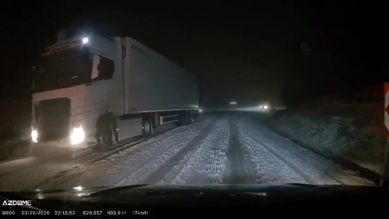 İnegöl karayolunda etkili olan kar yağışı sürücülere zor anlar yaşattı