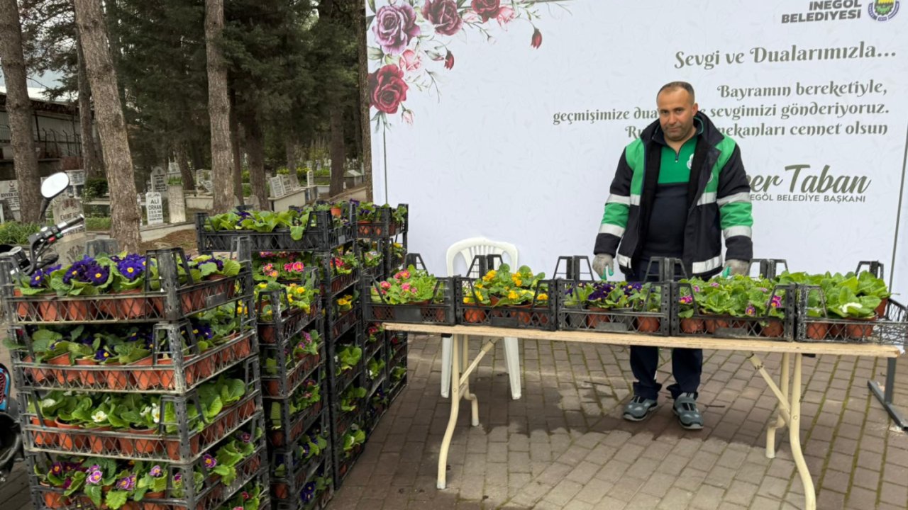 İnegöl’de bayram öncesi mezarlıklar çiçek bahçesine büründü