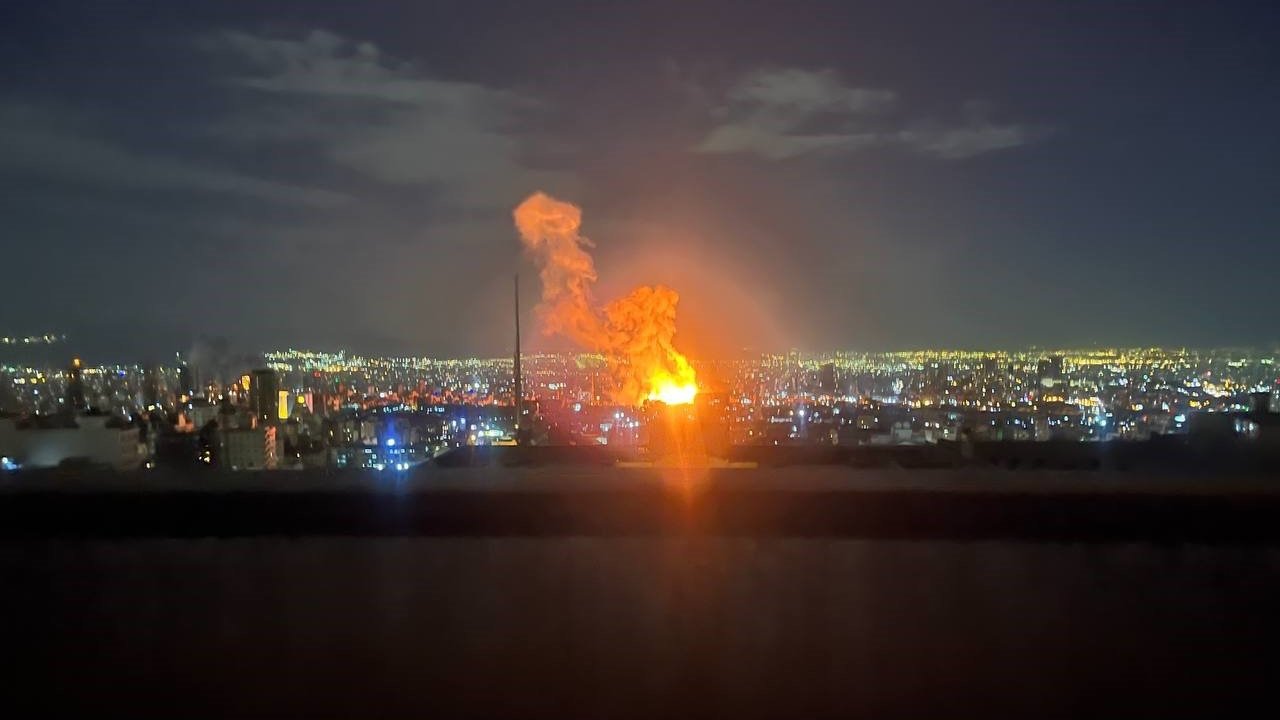 İran’da Radyo ve Televizyon Kurumu binası vuruldu, yayınlar kesildi