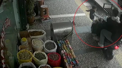 İş yerinden fırlayan 5 yaşındaki çocuğun ölümden döndüğü kaza anları güvenlik kamerasına yansıdı