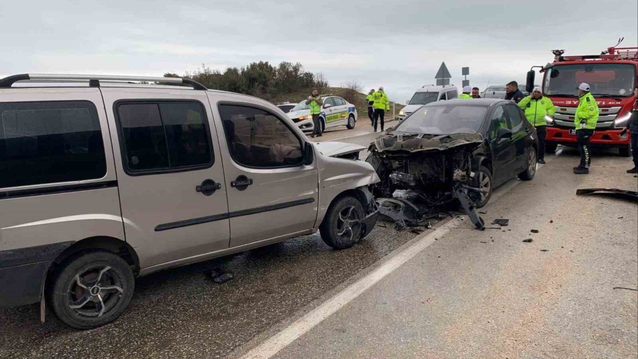 Isparta’da 8 kişinin yaralandığı kaza kamerada