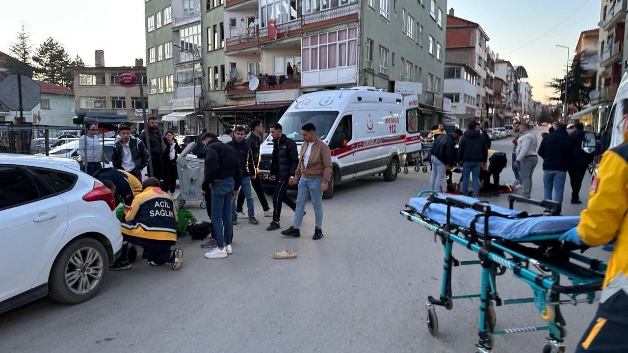 Isparta’da aydınlatma direğine çarpan motosikletteki 2 kişi yaralandı