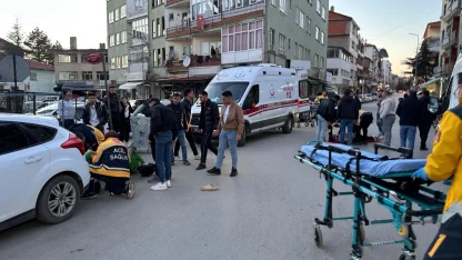 Isparta’da aydınlatma direğine çarpan motosikletteki 2 kişi yaralandı
