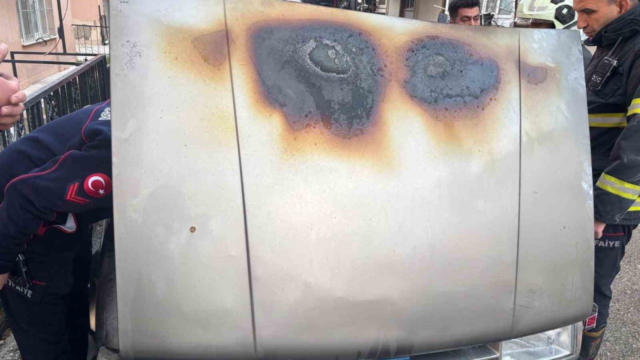 Isparta’da park halindeki Tofaş’ın motor kısmı yandı