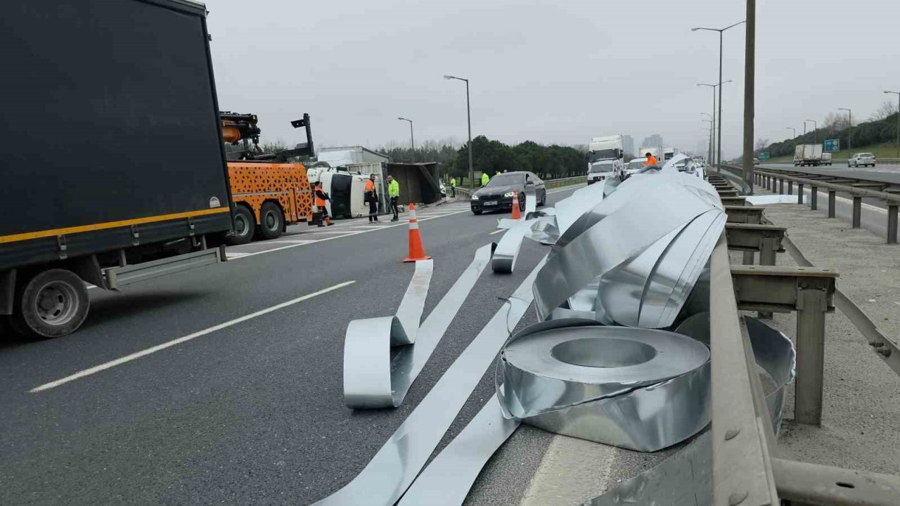 İstanbul-Edirne otoyolu’nda kaza: Rulo saclar yola savruldu