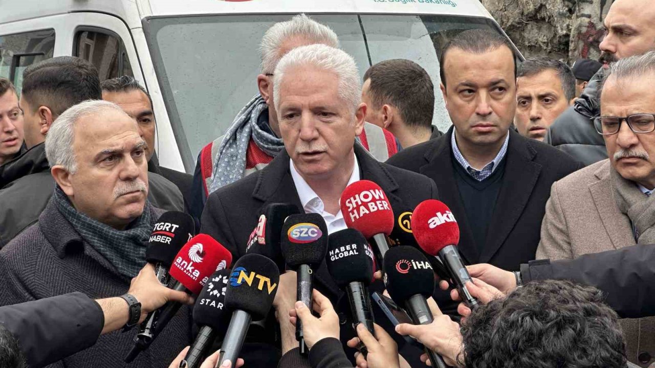 İstanbul Valisi Gül: "9 kişi göçük altında kaldı, 7 kişi hastaneye sevk edildi"