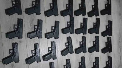 İstanbul’da gözaltına alınan kişinin evinden ve aracından 50 tabanca çıktı