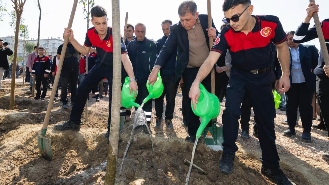 İzmir İtfaiyesi Korusu’na ilk fidanlar dikildi