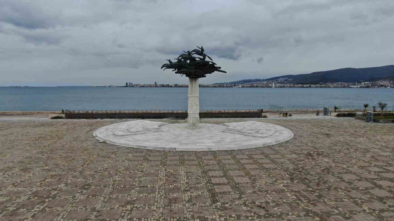 İzmir’de bayram tatili sessizliği Gündoğdu Meydanı’na yansıdı