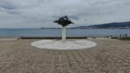 İzmir’de bayram tatili sessizliği Gündoğdu Meydanı’na yansıdı