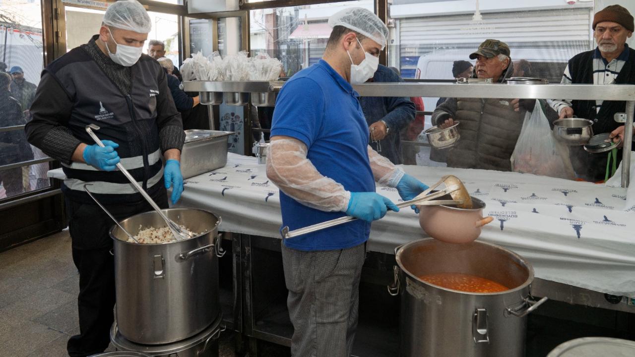 İzmir’de dayanışma seferberliği...Büyükşehir milyonlara ulaştı