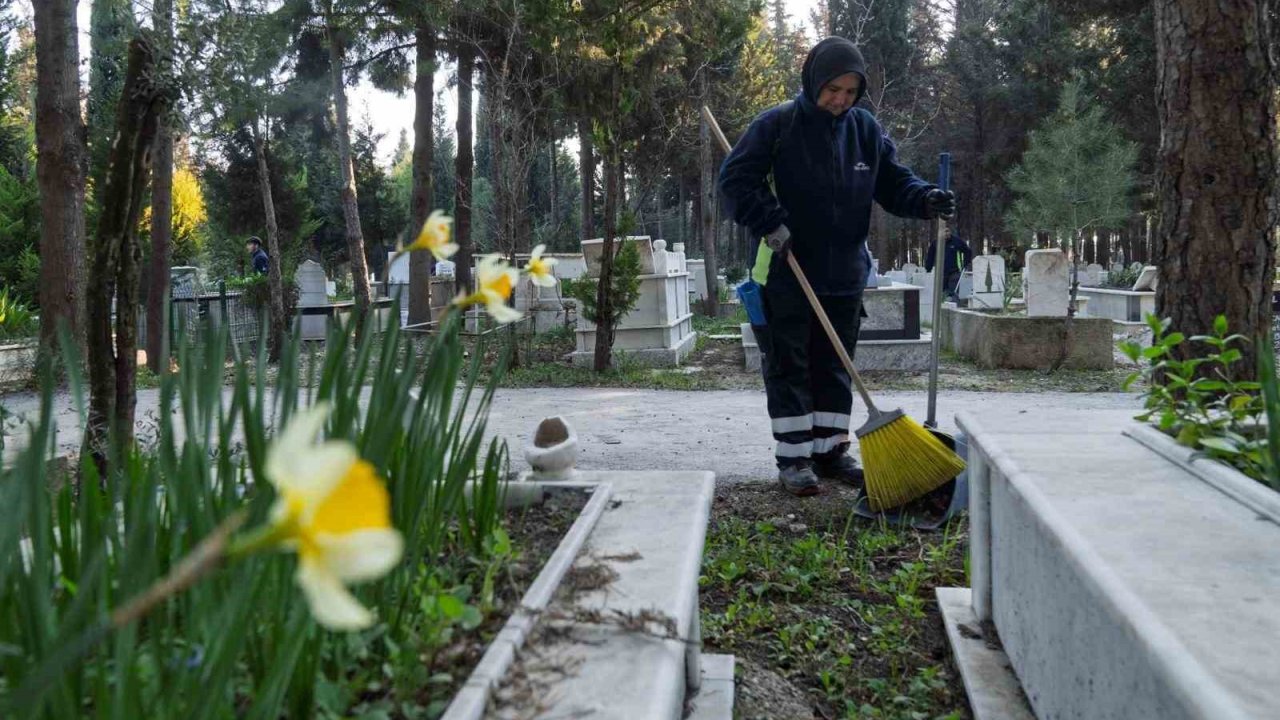 İzmir’de mezarlıklar Ramazan Bayramı’na hazırlanıyor