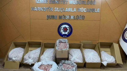 İzmir’de narkotik polisi 356 bin uyuşturucu hap yakaladı