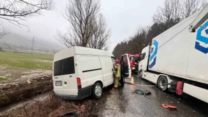 İzmir’de otomobil ile tır çarpıştı: 2 yaralı