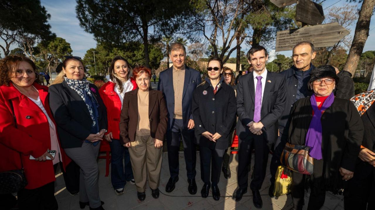 İzmir’den şiddete karşı güçlü mesaj: Kırmızı bank