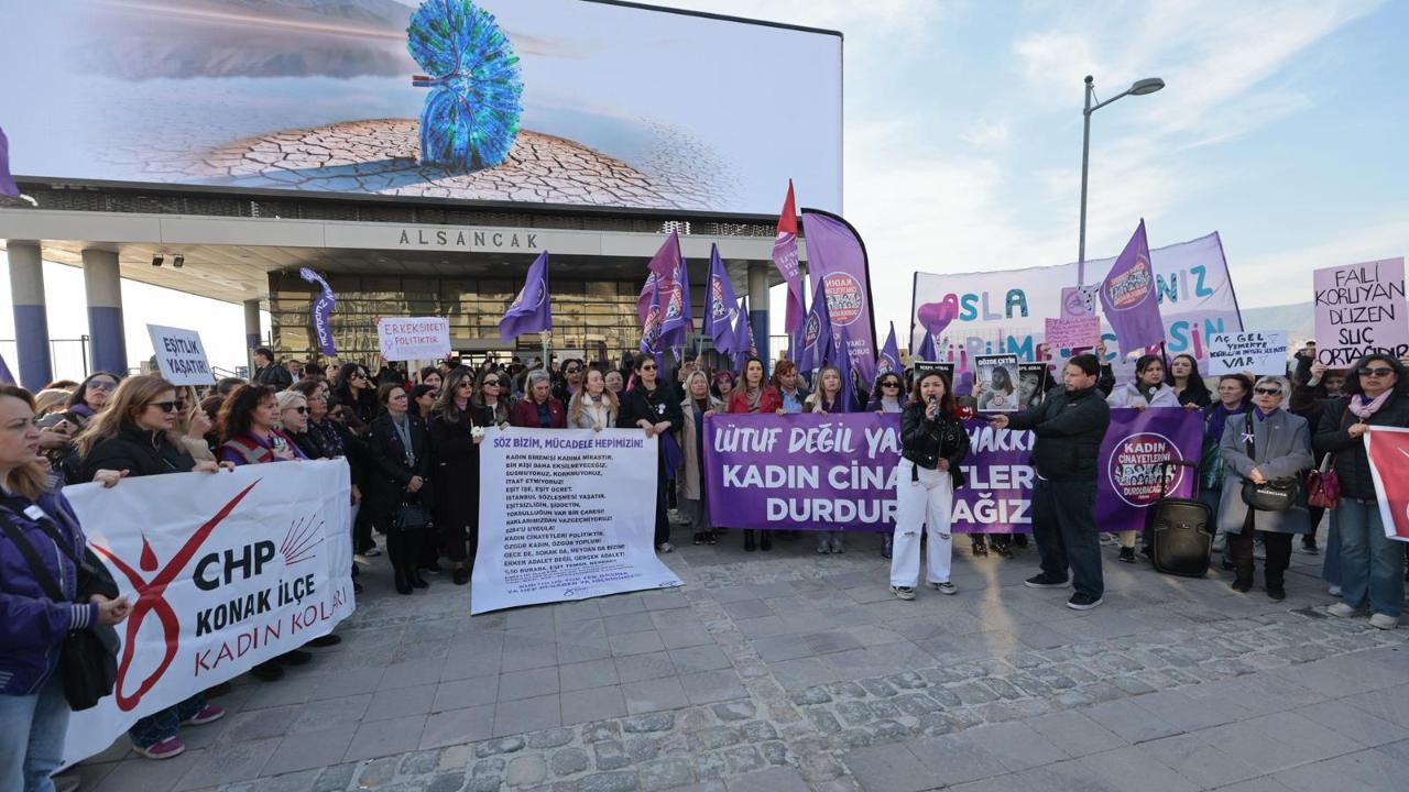 İzmir'in Kadınları 8 Mart'ta Ses Yükseltti