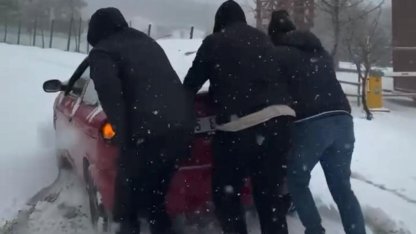 İzmir’in yüksek kesimlerine bayramda kar yağdı