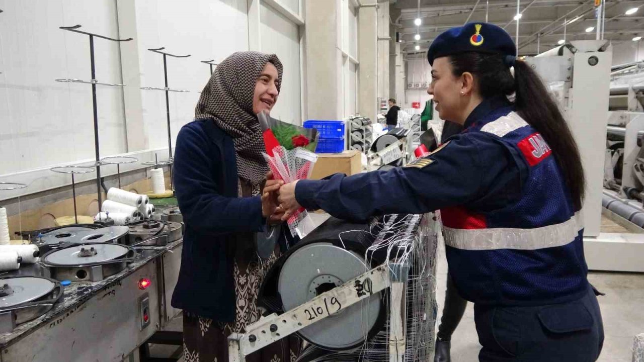 Jandarma 8 Mart Kadınlar Günü dolayısıyla fabrika işçisi kadınları unutmadı