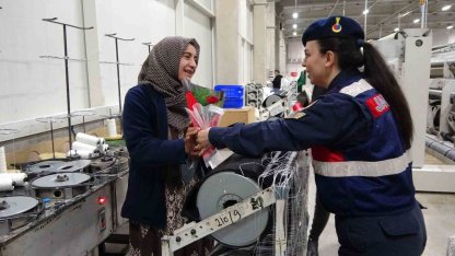 Jandarma 8 Mart Kadınlar Günü dolayısıyla fabrika işçisi kadınları unutmadı