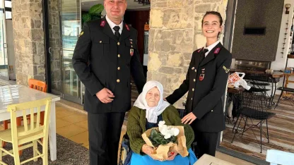 Jandarma ekipleri Yaşlılar Haftası’nda 98 yaşındaki Muzaffer nineyi yalnız bırakmadı