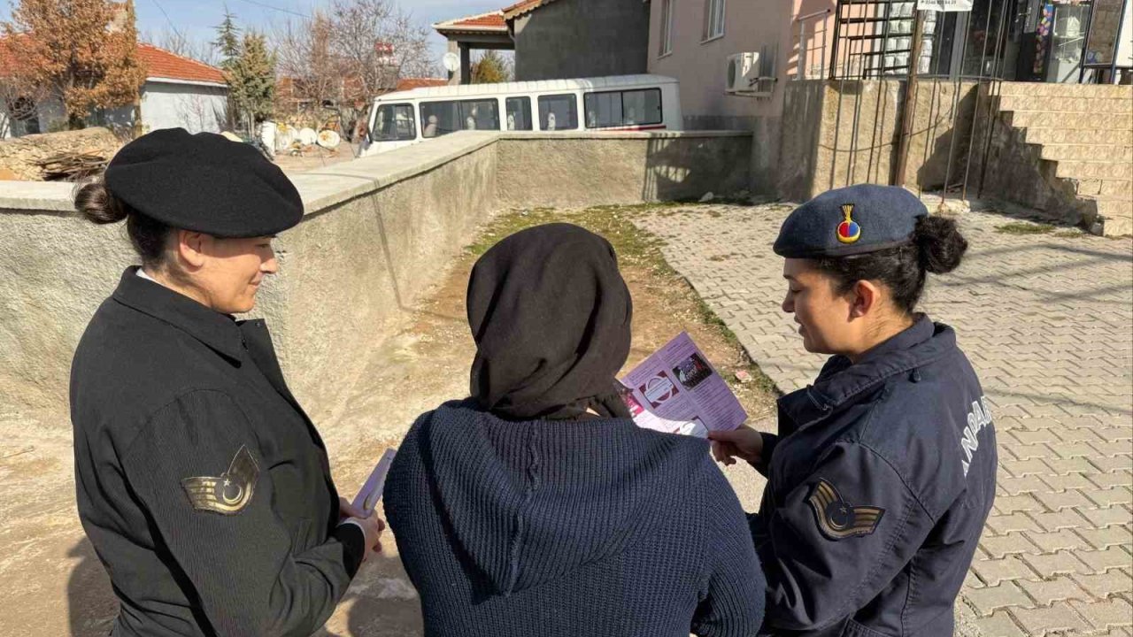 Jandarma vatandaşları kadına şiddetli mücadele konusunda bilgilendirdi
