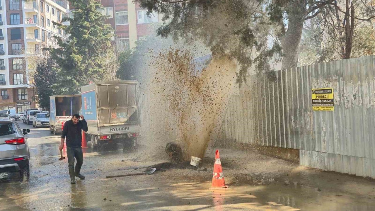 Kadıköy’de inşaat çalışmasında boru patladı: Sular apartman boyunu aştı