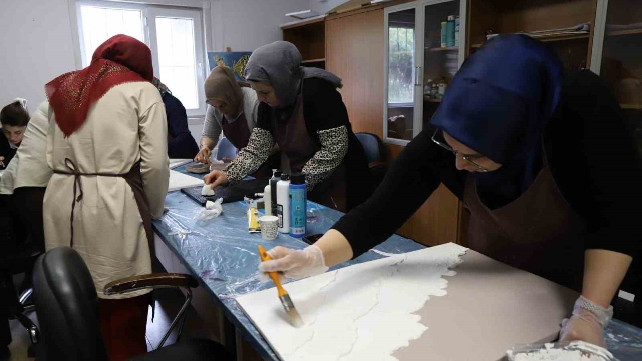 Kadınlar atölyede hem üretiyor hem dayanışmayı büyütüyor