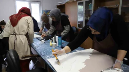 Kadınlar atölyede hem üretiyor hem dayanışmayı büyütüyor