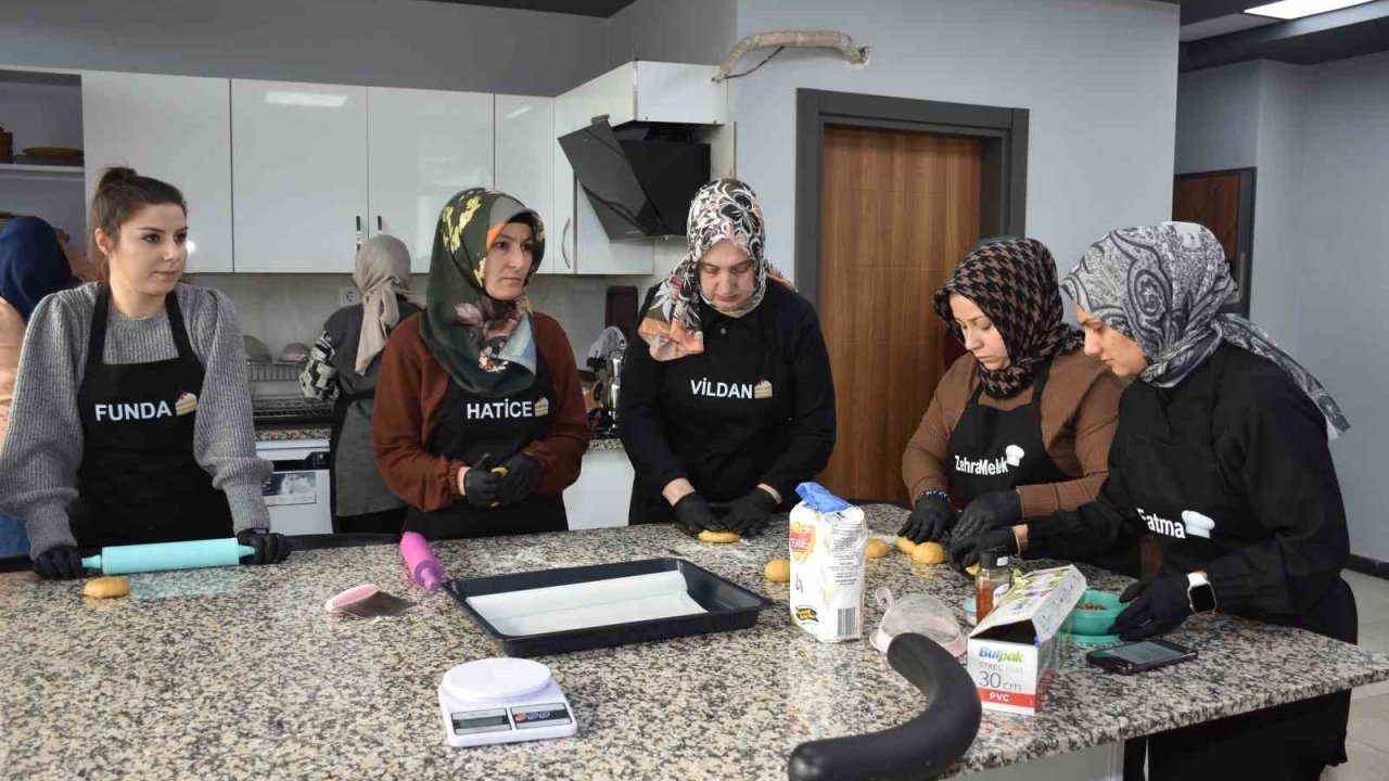 Kadınlar bu kursta hem öğreniyor, hem ailelerine destek oluyor