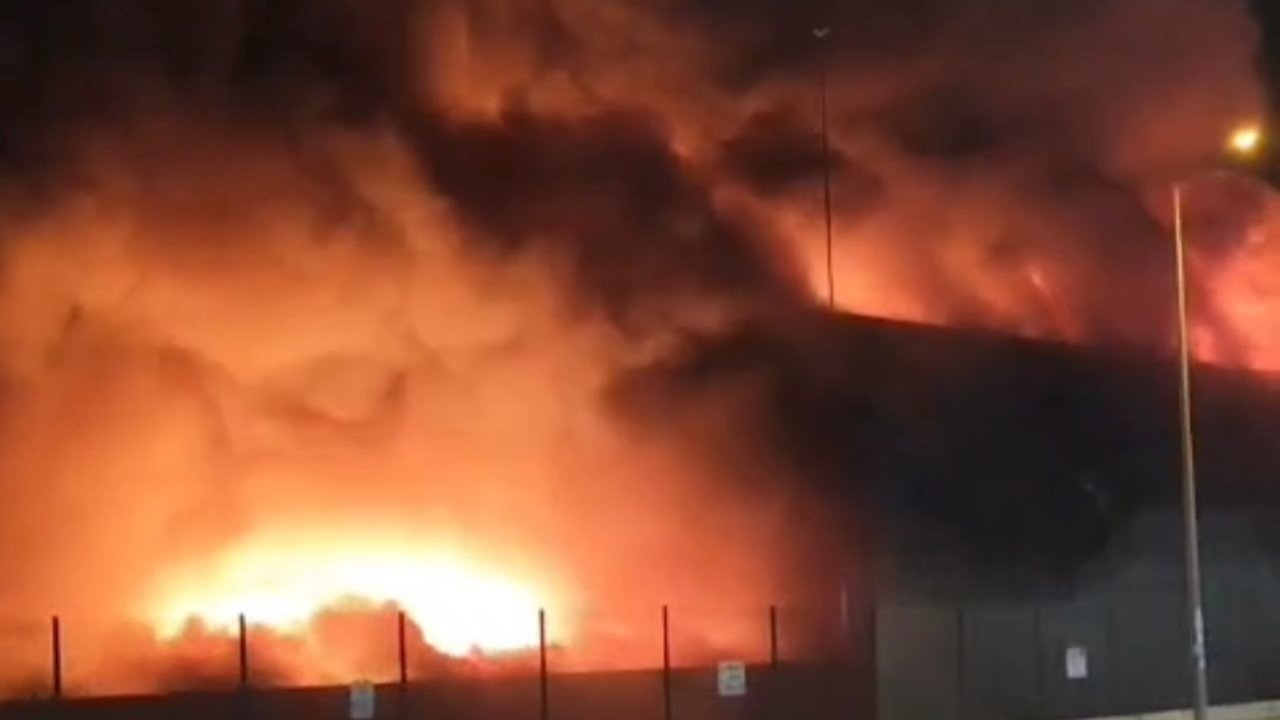 Kadirli OSB’de tavuk fabrikasında yangın: Ekipler müdahale ediyor