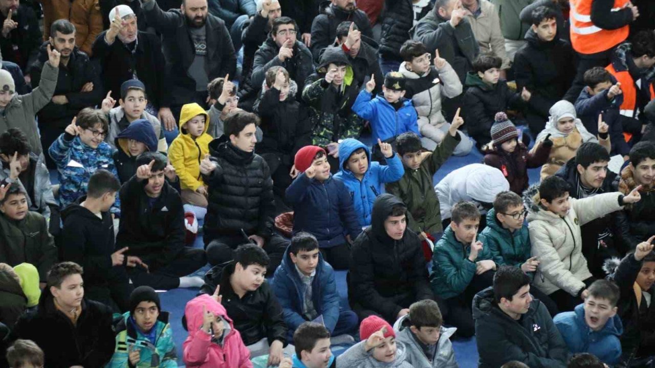 Kağıthane’de ‘Gençlik Uyanıyor Duada Buluşuyor’ projesi ile camiye gelen çocuklara ödül dağıtıldı