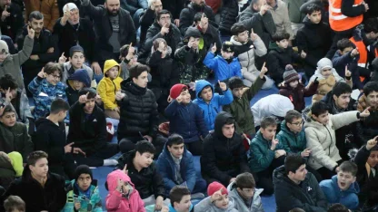 Kağıthane’de ‘Gençlik Uyanıyor Duada Buluşuyor’ projesi ile camiye gelen çocuklara ödül dağıtıldı