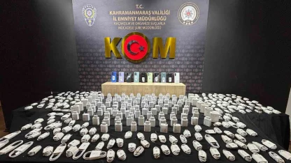 Kahramanmaraş’ta kaçak telefon ve makaron ele geçirildi