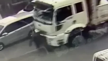 Kamyonun çarptığı yaşlı adam ağır yaralandı