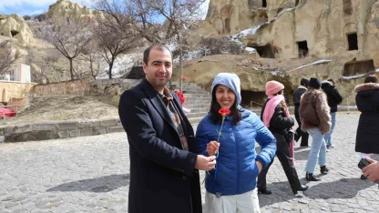 Kapadokya’da kadın turistlere çiçekli 8 Mart sürprizi