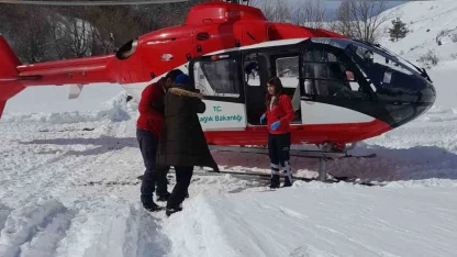 Kar engeli ambulans helikopterle aşıldı