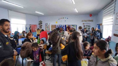 Kar tünellerinden geçerek zorlu yolları aştılar, kış şartlarında 2 bin 700 rakımlı köyde minik yürekleri ısıttılar