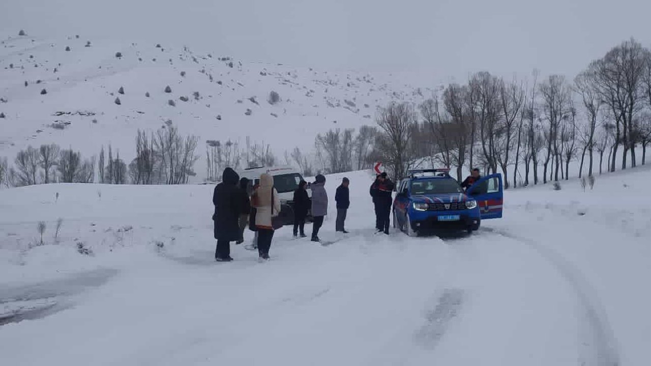 Kar yolları kapattı, öğretmenler yolda kaldı