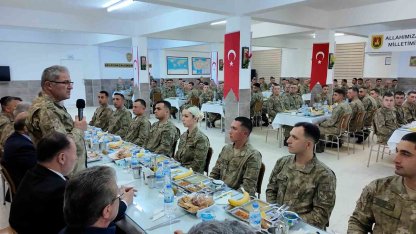 Kara Kuvvetleri Komutanı Orgeneral Tokel, Mehmetçiklerle iftarda bir araya geldi