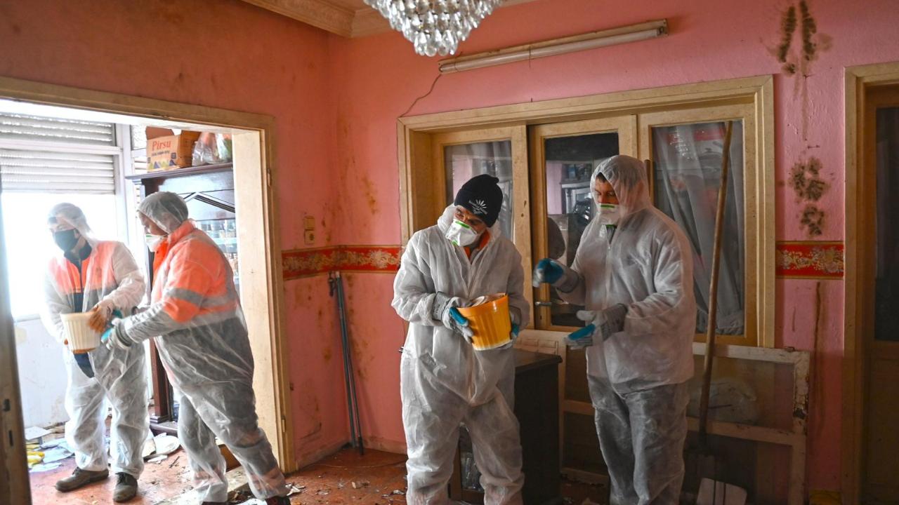 Karabağlar’ da Çöp Ev Tamamen Temizlendi