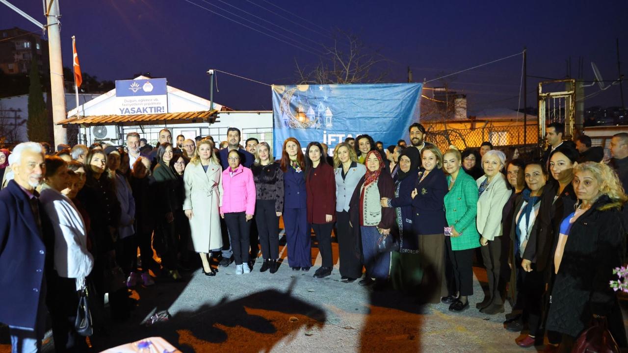 Karabağlar ’daki iftar buluşmasına CHP Kadın Kolları Genel Başkanı Asu Kaya konuk oldu