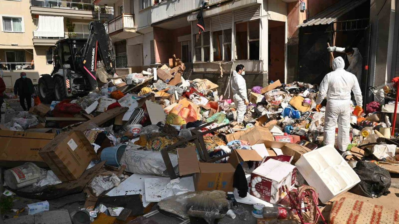 Karabağlar’da çöp evden 12 kamyon atık çıkarıldı