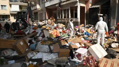 Karabağlar’da çöp evden 12 kamyon atık çıkarıldı