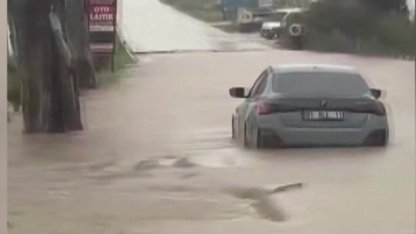 Karataş’ta sağanak hayatı felç etti: Yollar ve tarlalar göle döndü