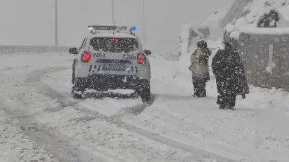 Karda mahsur kalan aileyi emniyet kurtardı
