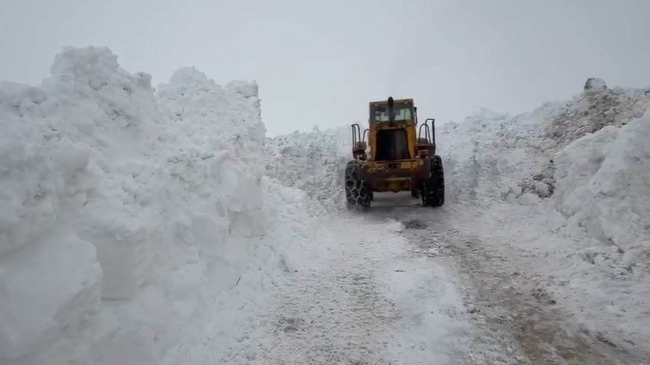 Karlıova’da karla mücadele sürüyor