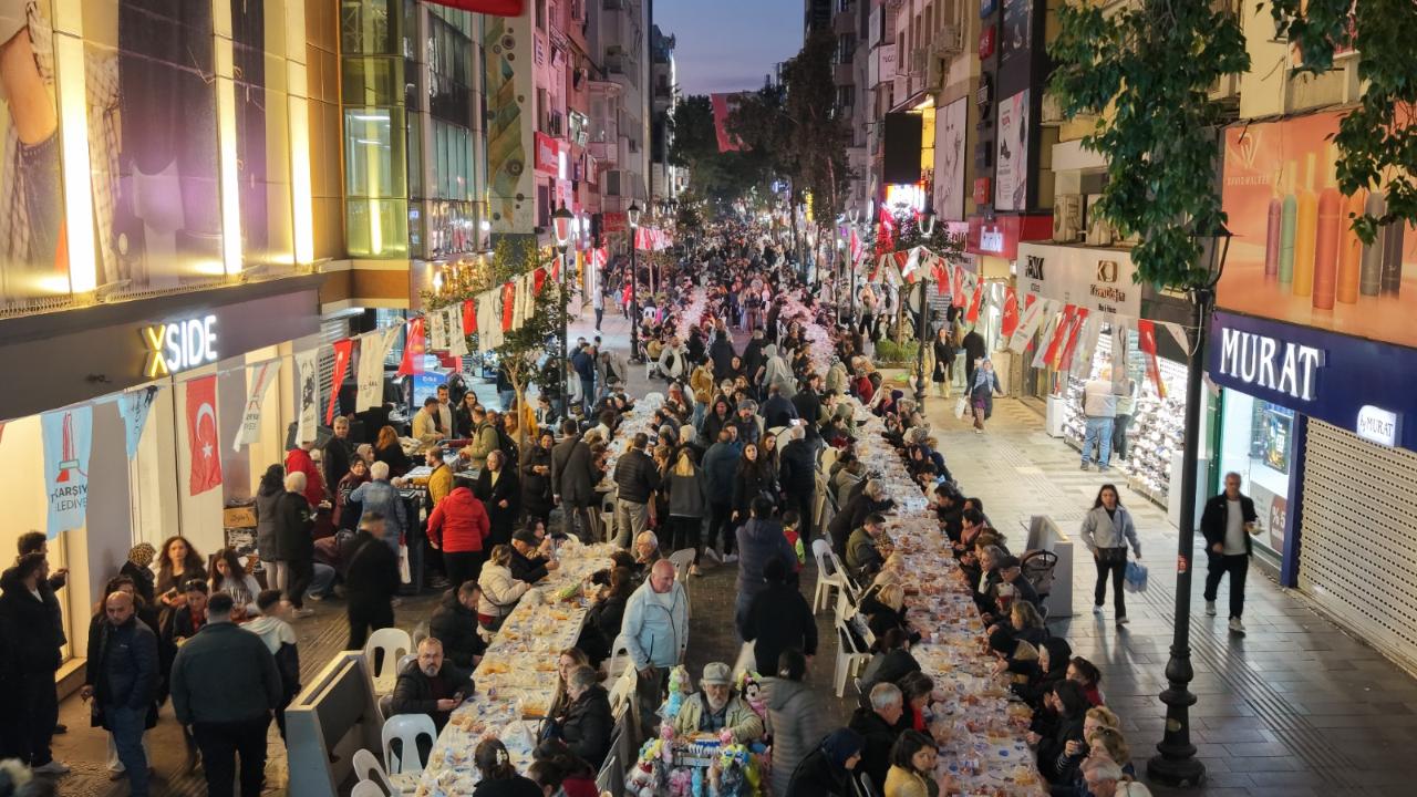 Karşıyaka Çarşı’ya dev sofra: 5 bin kişi iftarda buluştu!