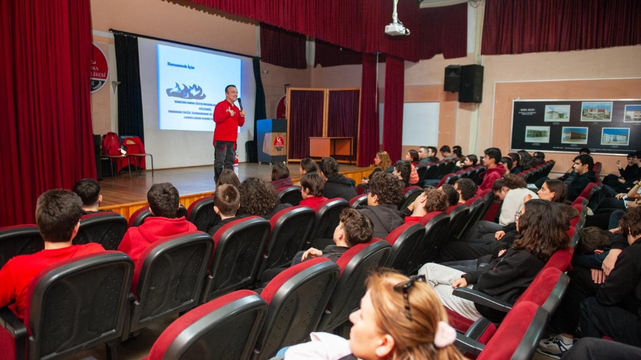 Karşıyakalı gençler afetlere karşı bilinçleniyor