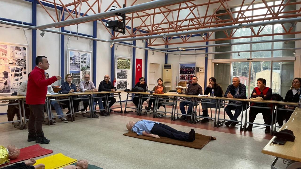 Karşıyaka’nın afet gönüllüleri eğitimlerle güçleniyor