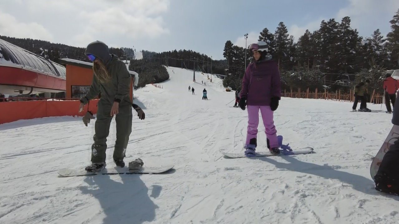 Kars’ta bahar ortasında kayak keyfi: Çam ormanları arasındaki kayak merkezi havadan görüntülendi